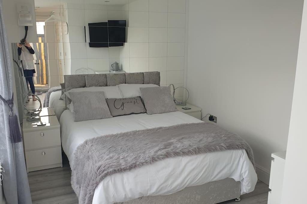וויראל Near Liverpool Double Bedroom Hideaway מראה חיצוני תמונה